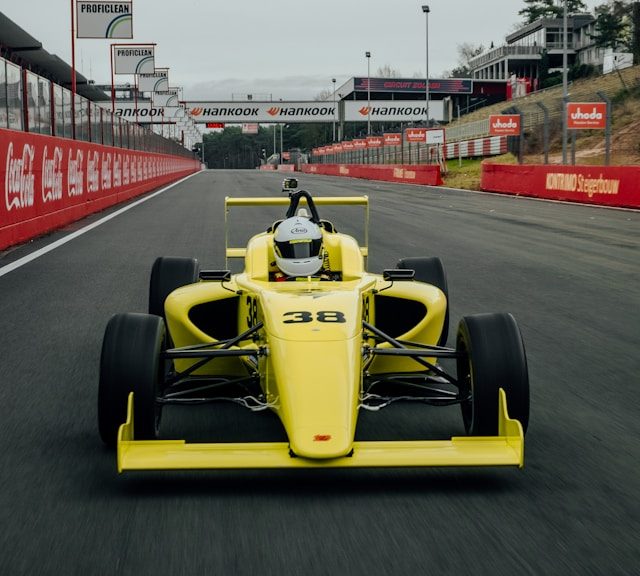 gul formel 1 bil
